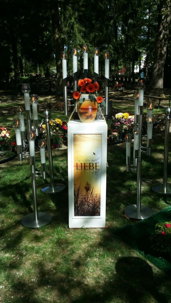 Bild von einer Urne bei einer Bestattung im Wald