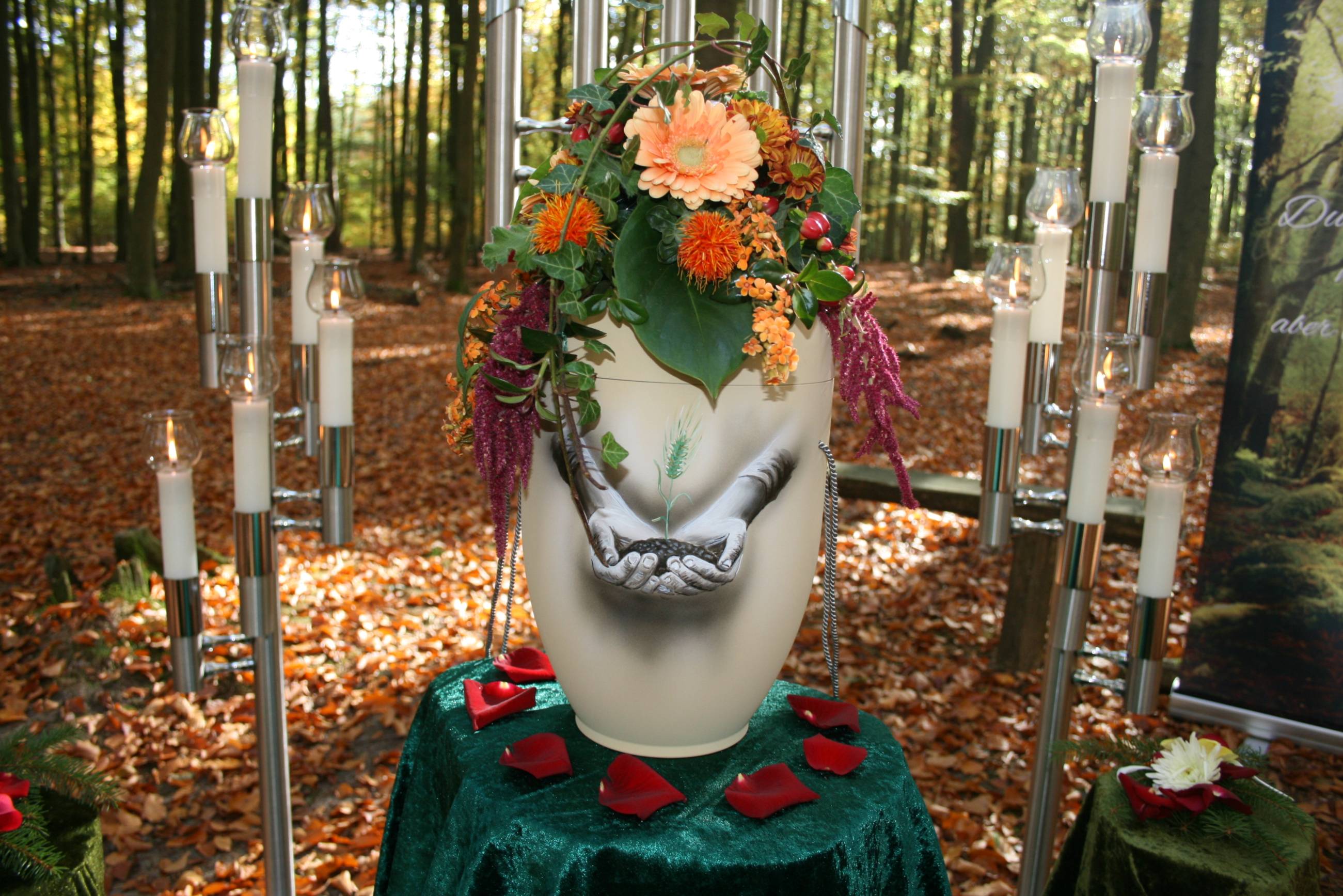 Bild von einer Urne im Wald