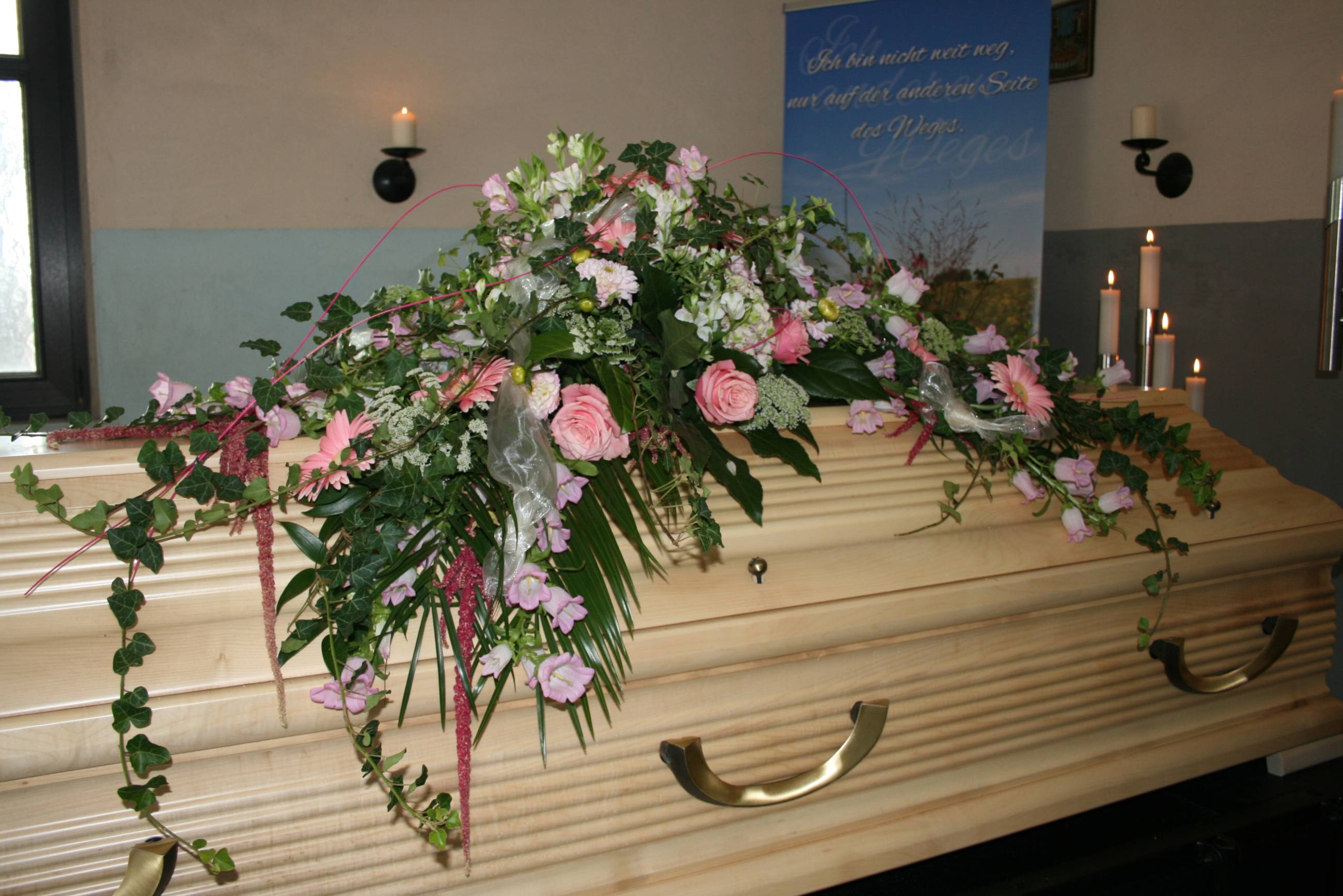 Bild von einem geschmückten Sarg