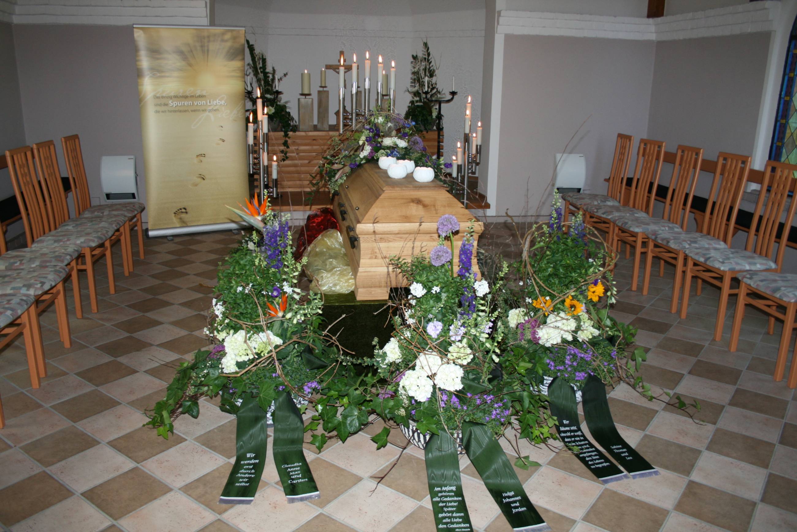 Bild von einem geschmücktem Sarg bei einer Trauerfeier