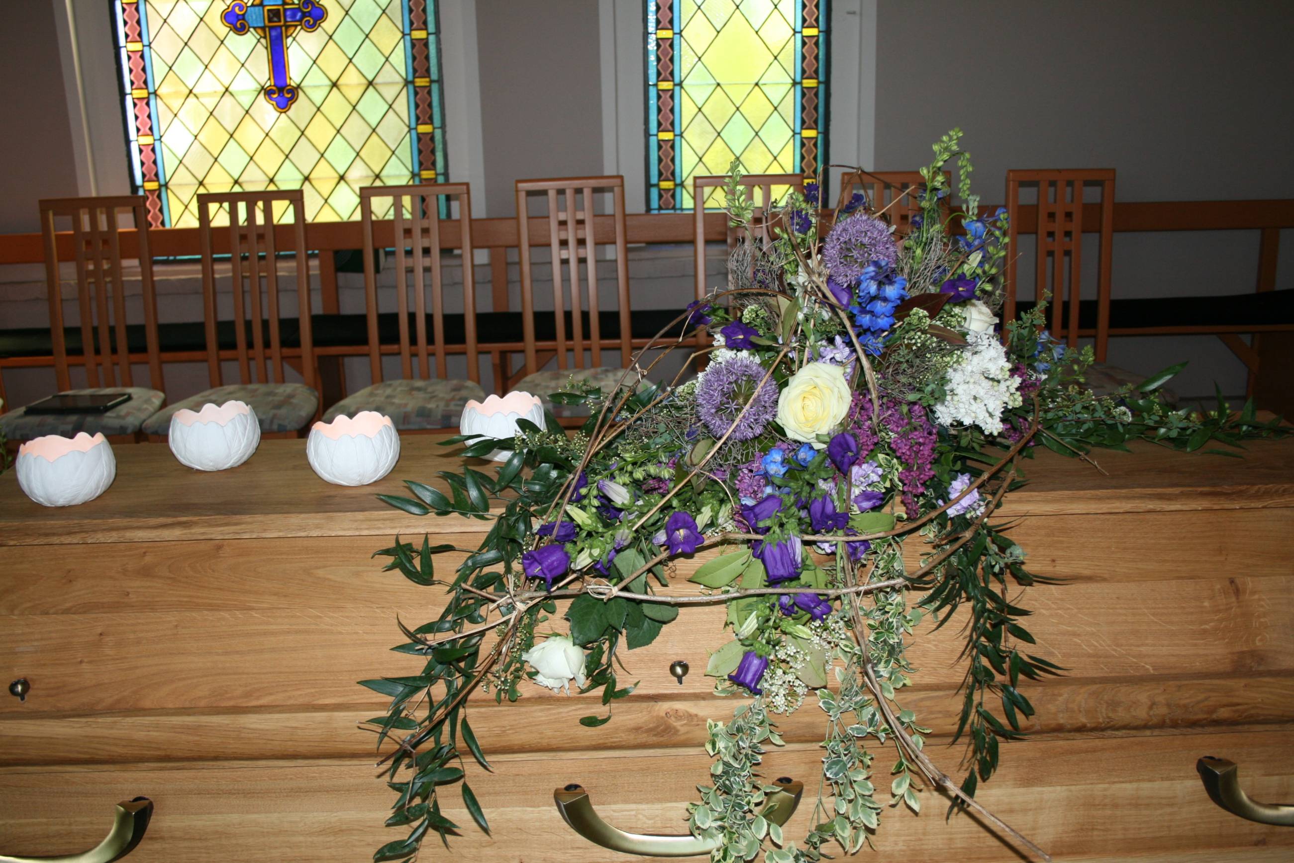 Bild von einem geschmücktem Sarg aus einer anderen Perspektive