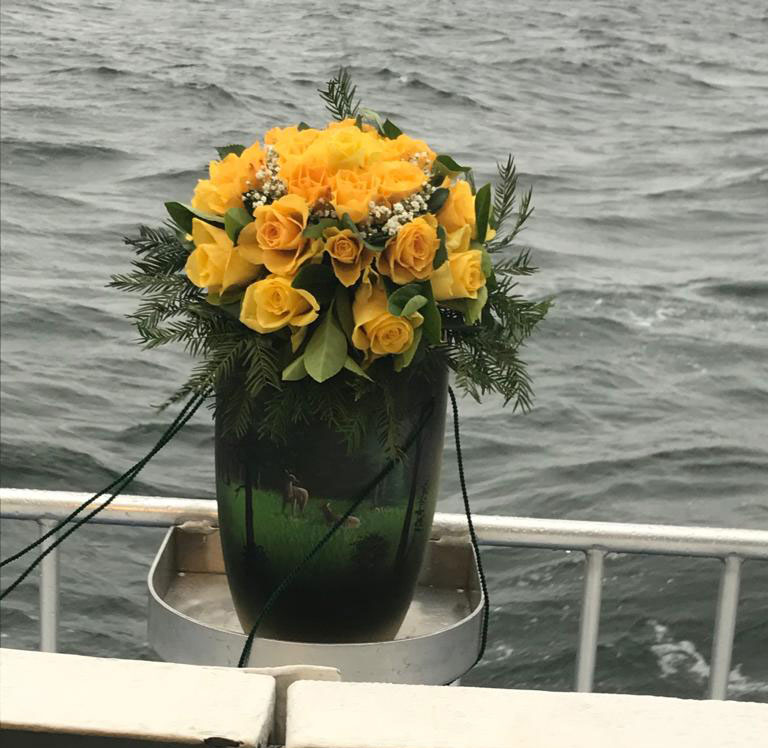 Bild von einer Urne vor einer Seebestattung
